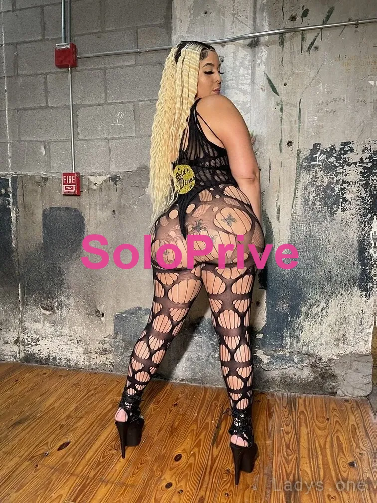 Voluptuous Vivica
