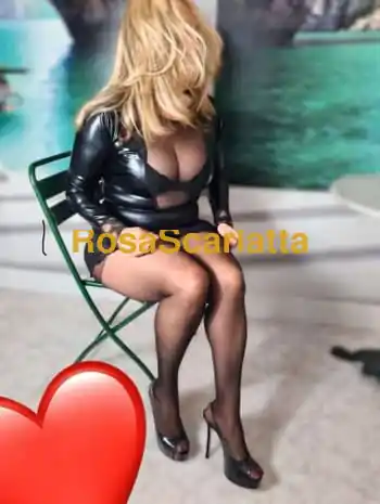 b2omba sexy. voglio succhiare il tuo cazzo fino alla gola ed intanto con le mani
