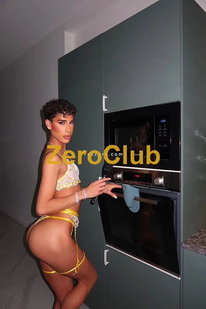 ZAHIA HOT