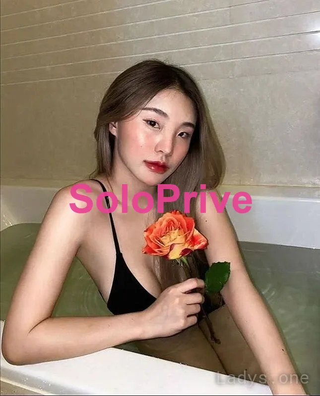 STUNNING JIA